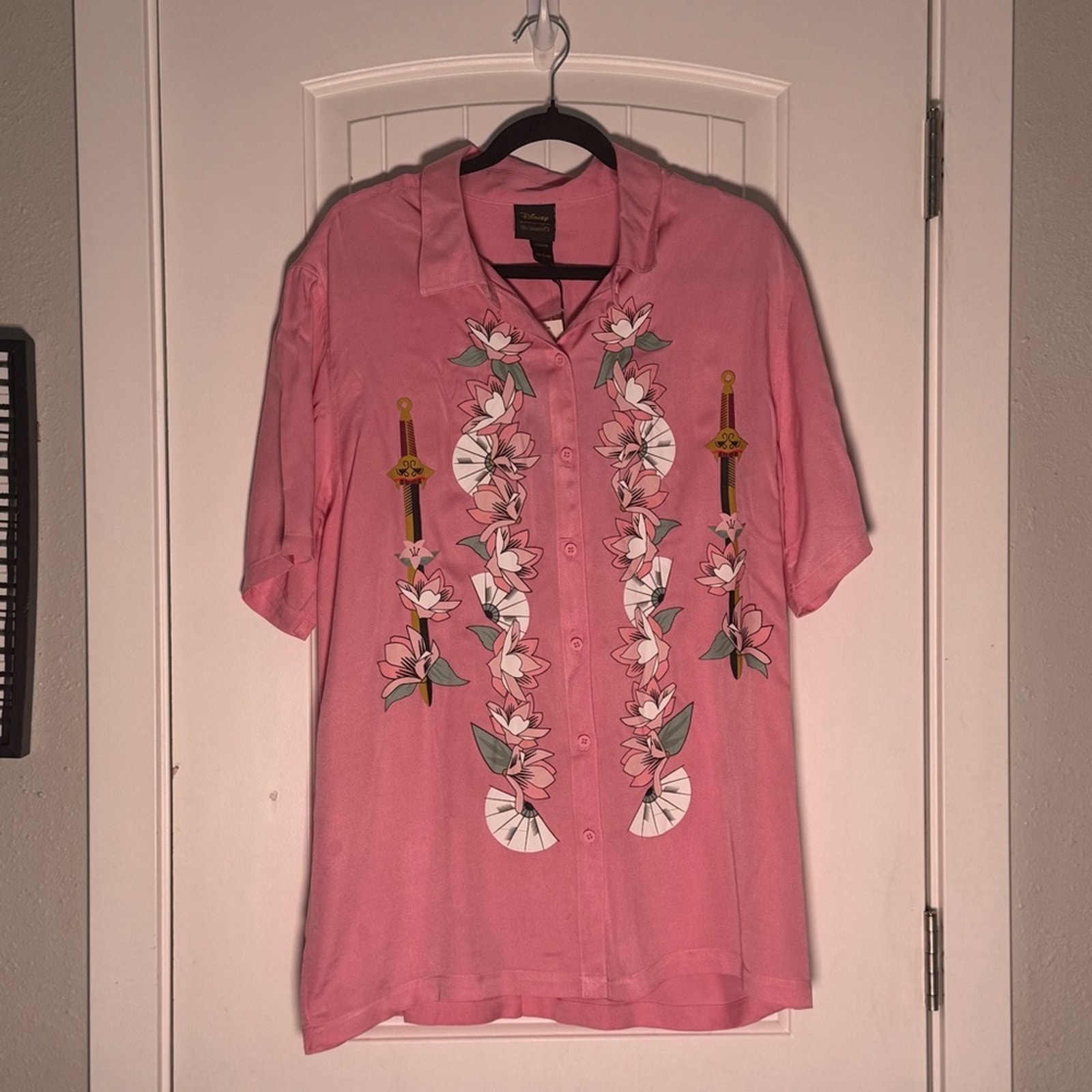 New Boxlunch Size Large Mulan Her Universe Pink Floral Button Up Shirt
